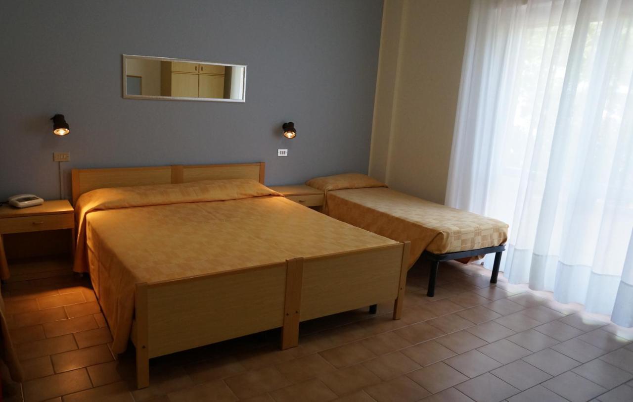 Hotel Quattropalme Tortoreto ภายนอก รูปภาพ