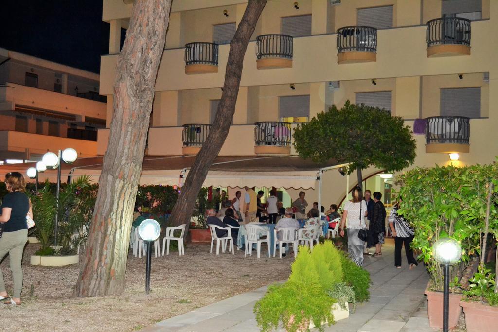 Hotel Quattropalme Tortoreto ภายนอก รูปภาพ