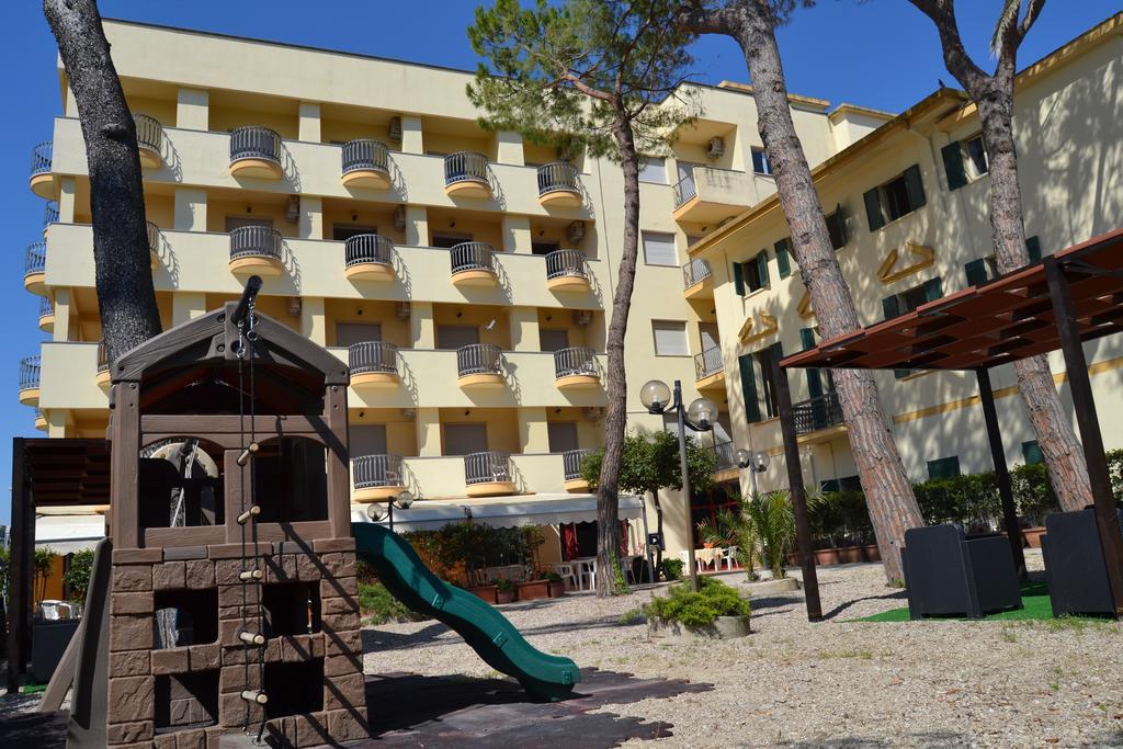 Hotel Quattropalme Tortoreto ภายนอก รูปภาพ